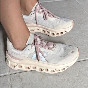 Women‘s 7 cloud monsters - fawn pink / nude. Barely worn